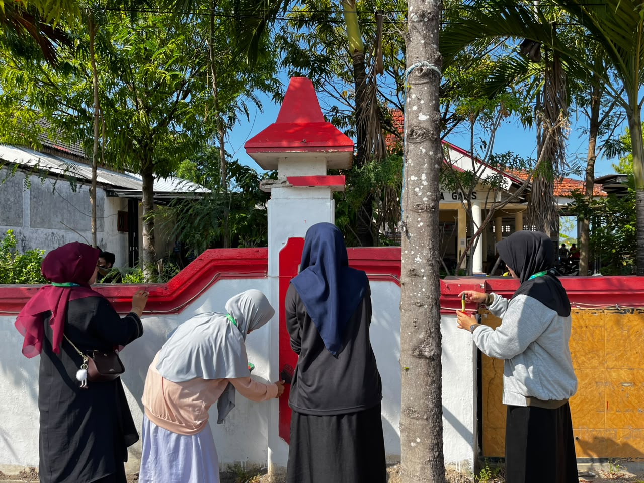 Mahasiswa P2M UNIA Bersama Karang Taruna dan Aparat Desa Galis Laksanakan Gotong Royong Pengecatan Balai Desa