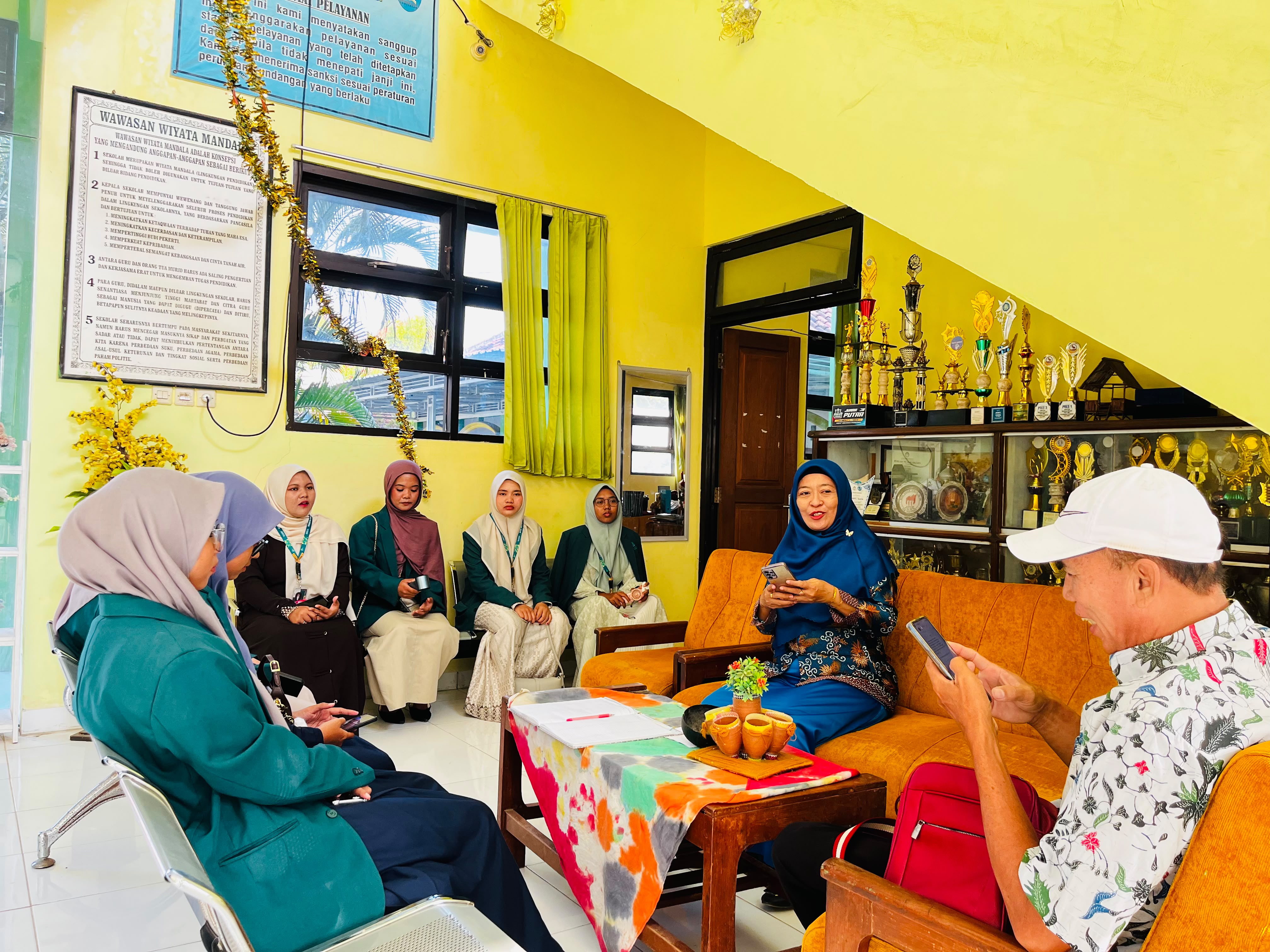Mahasiswa P2M UNIA Jalin Koordinasi dengan SMPN 1 Galis untuk Persiapan Seminar Jurnalistik
