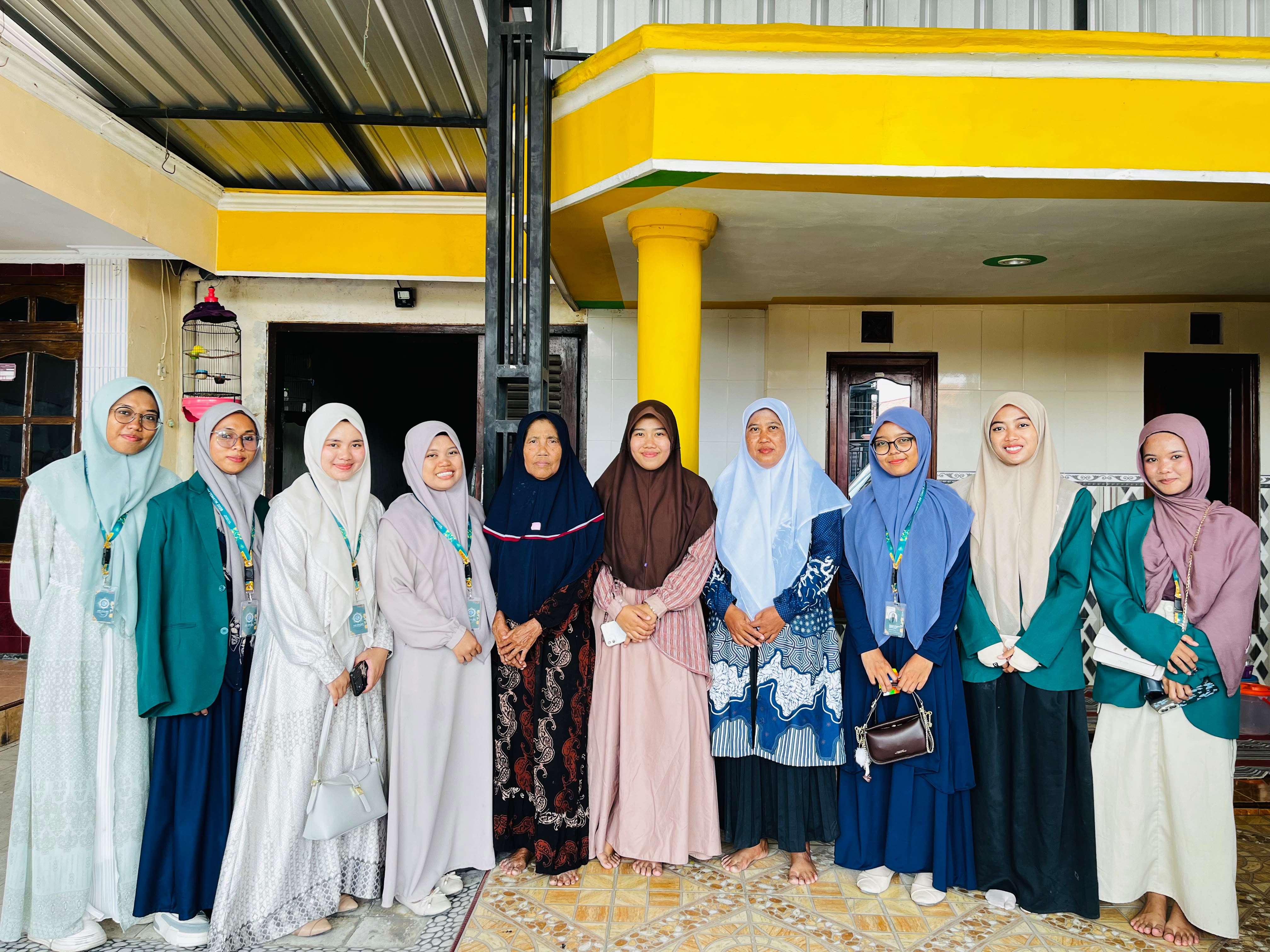 Silaturahmi ke Kediaman Ustazah Fatimah Pererat Keakraban Mahasiswa P2M UNIA Prenduan dan Pendidik Nurul Huda
