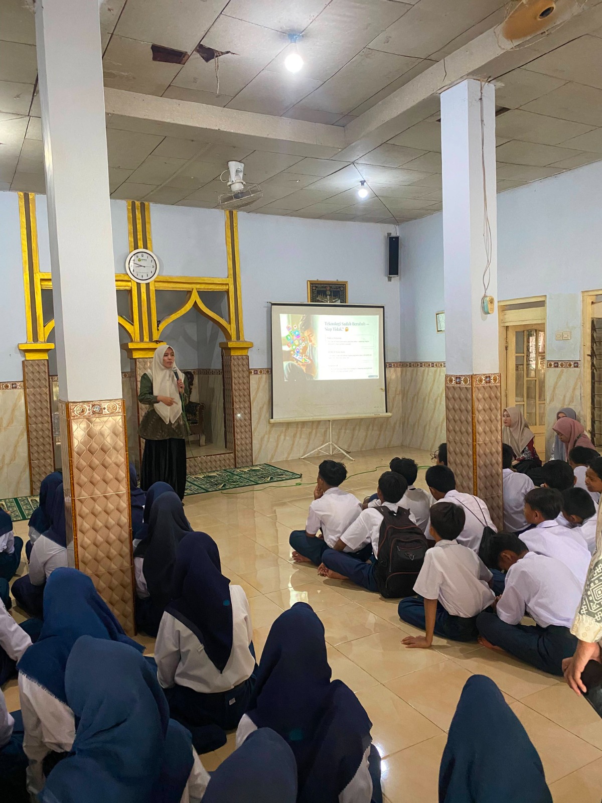P2M UNIA Memberikan Pengarahan dan Pendampingan AI Bijak kepada Siswa MTs Sunan Giri Lobuk
