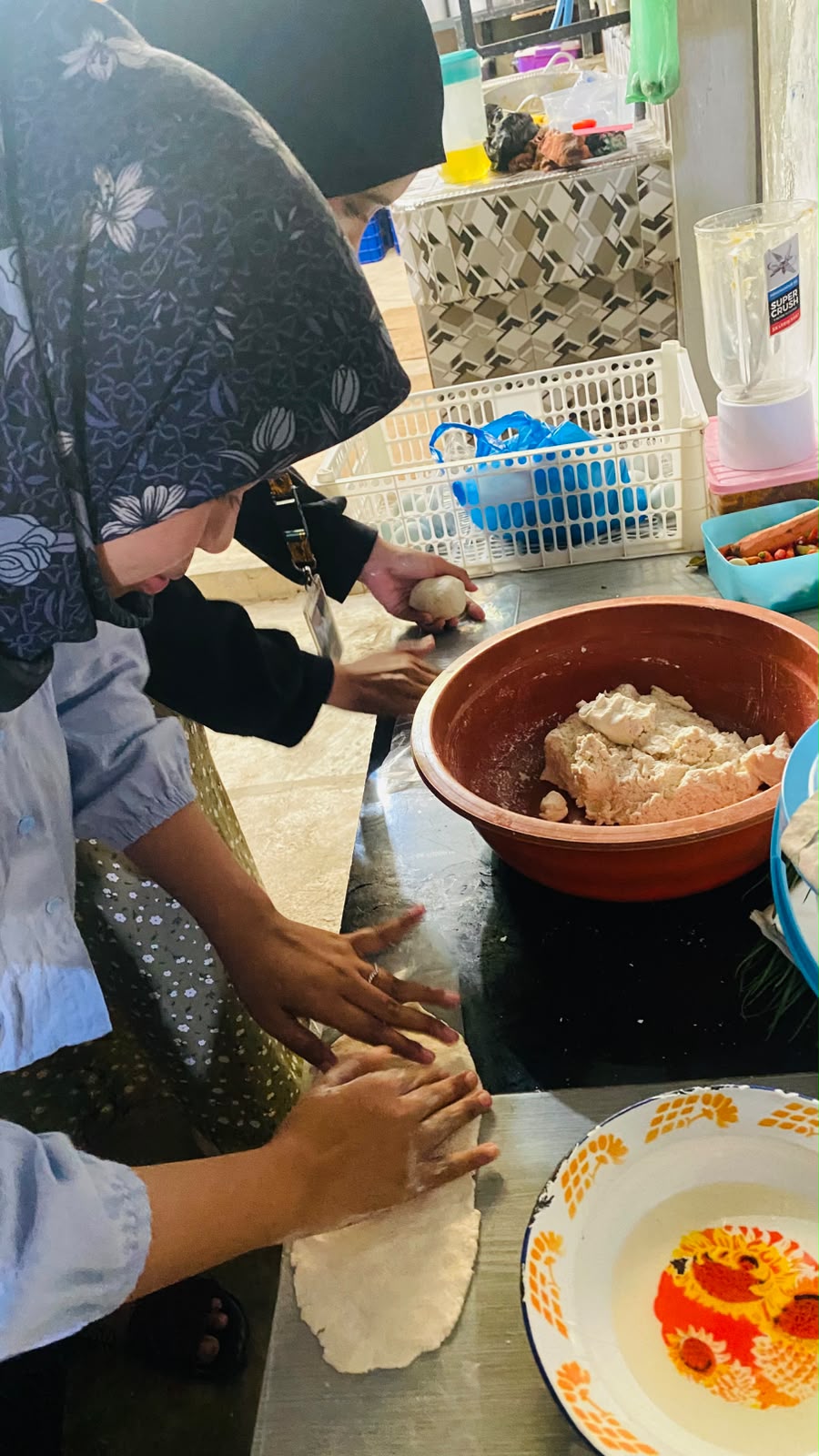 Mahasantri P2M Universitas Al-Amien Prenduan Ikut Serta dalam Pembuatan Kerupuk Asin di Dusun Capak Daya