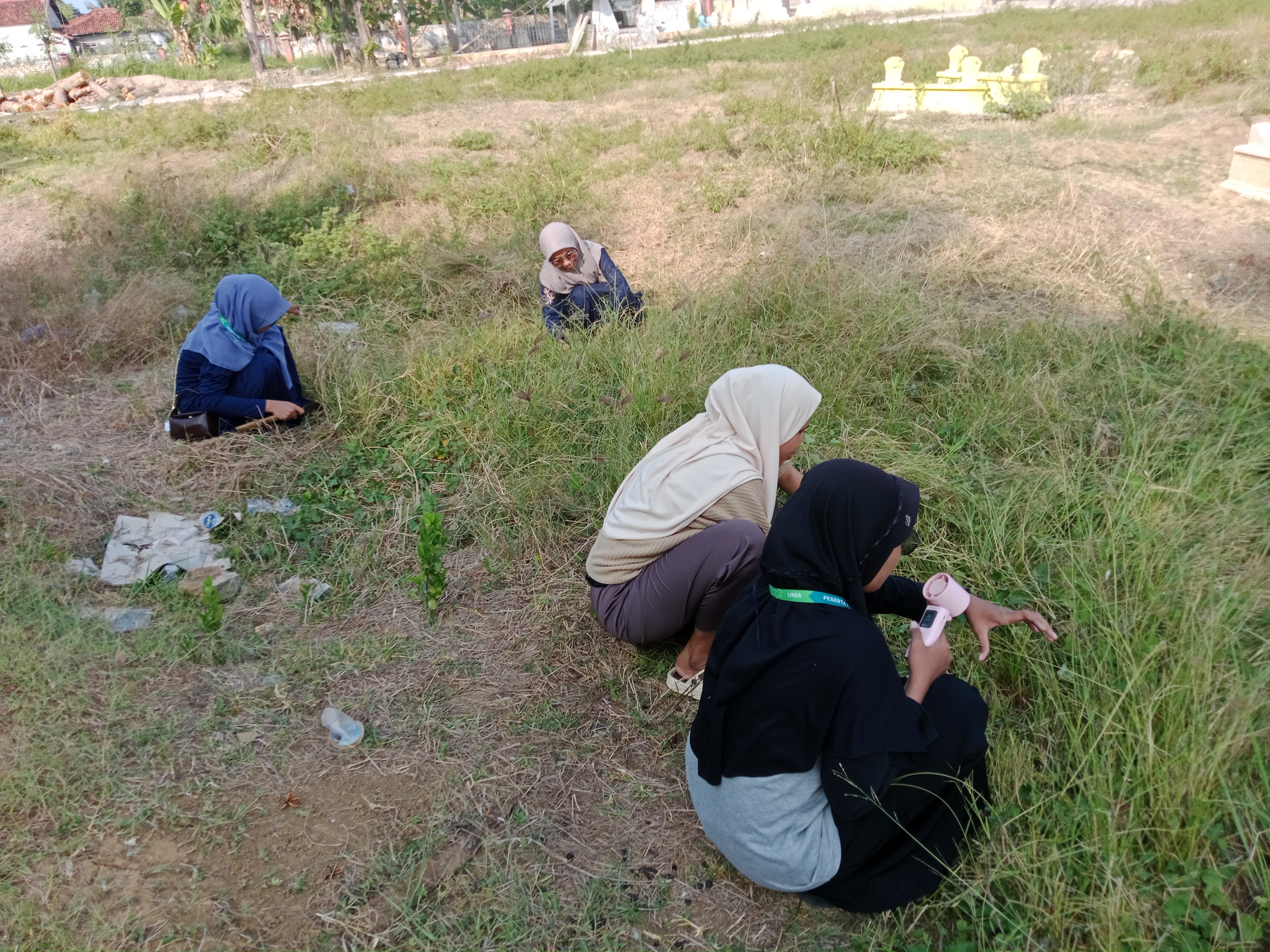 Mahasiswa P2M UNIA Prenduan Ikuti Gotong Royong Bersihkan Makam Bersama Masyarakat Desa Galis
