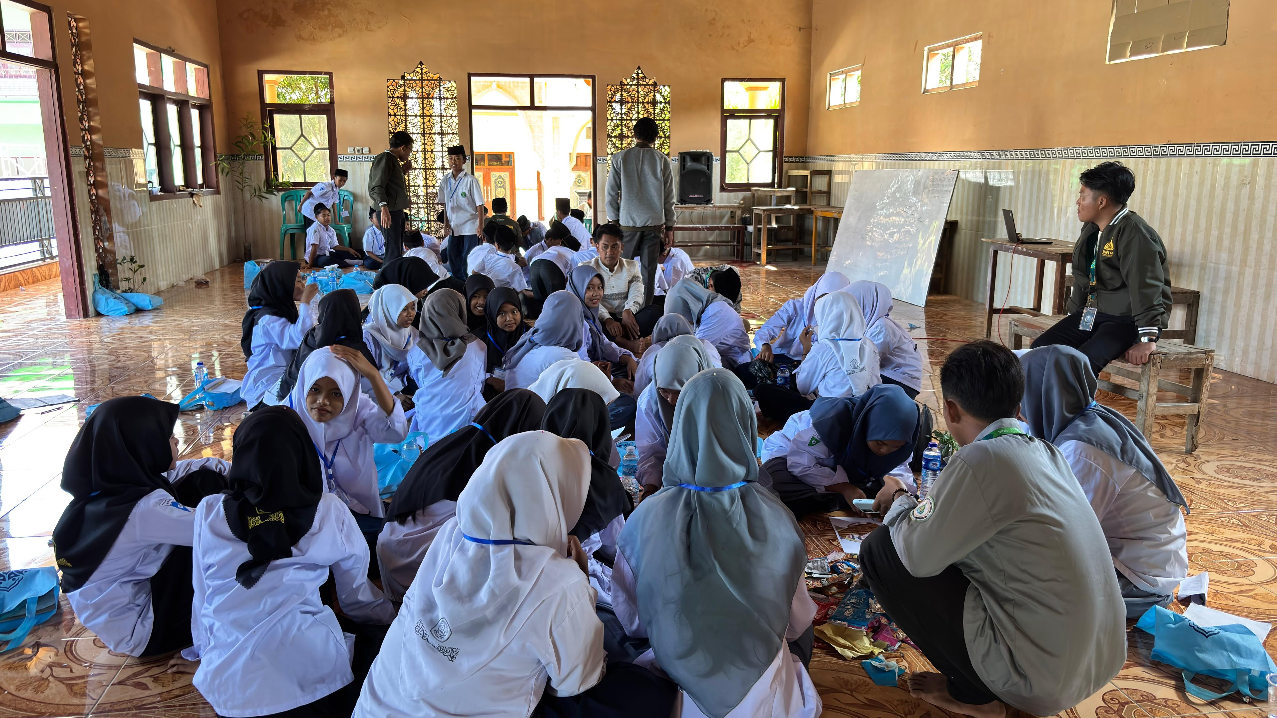 P2M Kelompok IV Ajak Peserta Mata Muda Berkreasi Mengolah Sampah Plastik Menjadi Sketsa Wajah