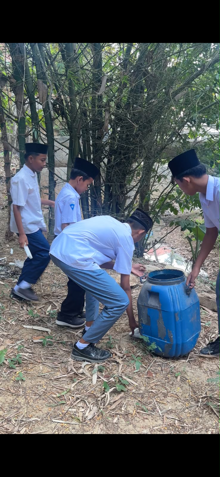 P2M Kelompok IV Wujudkan Green Action Melalui Gerakan Bersih-Bersih Bersama Peserta Mata Muda