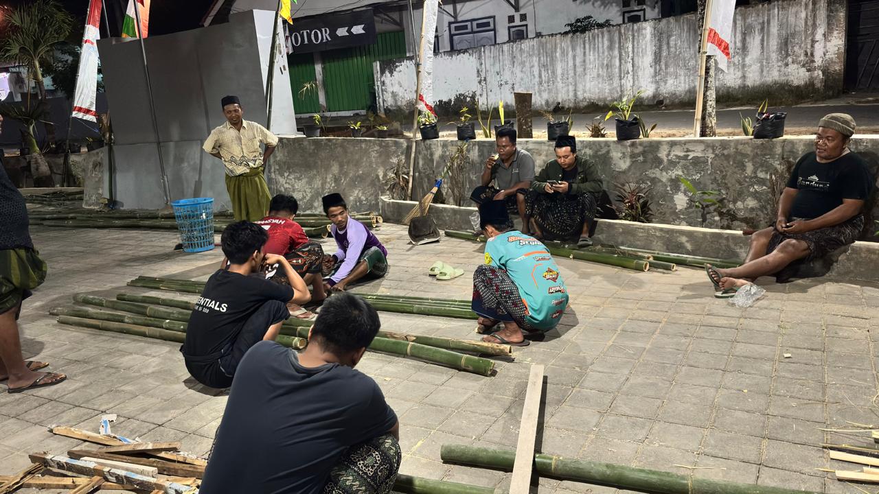 P2M Kelompok IV Bersama Warga Bergotong Royong Membangun Gapura Expo Desa