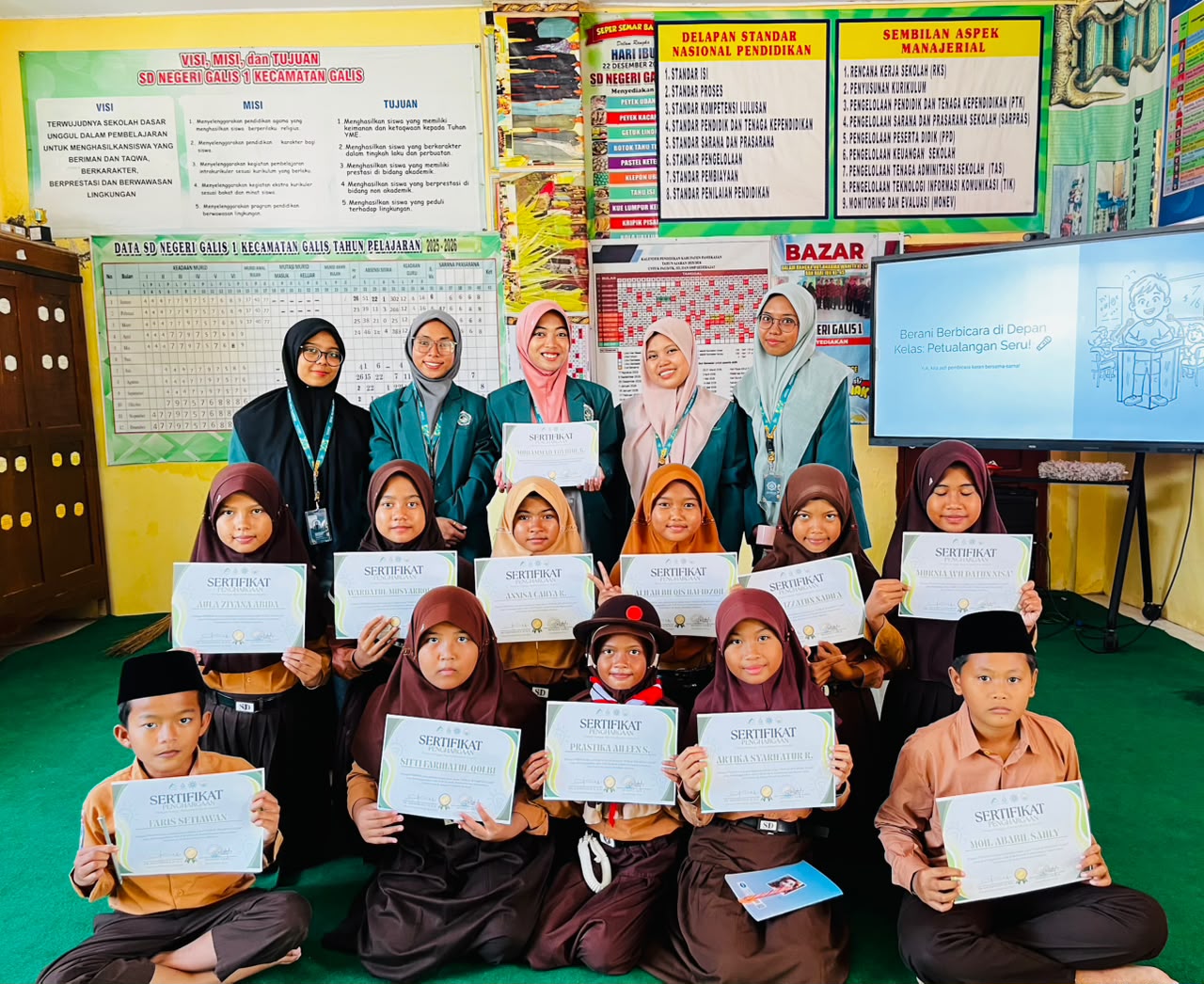 Mahasiswa P2M UNIA Prenduan Tutup Program Life Skill di SDN Galis 1 dengan Pembagian Sertifikat