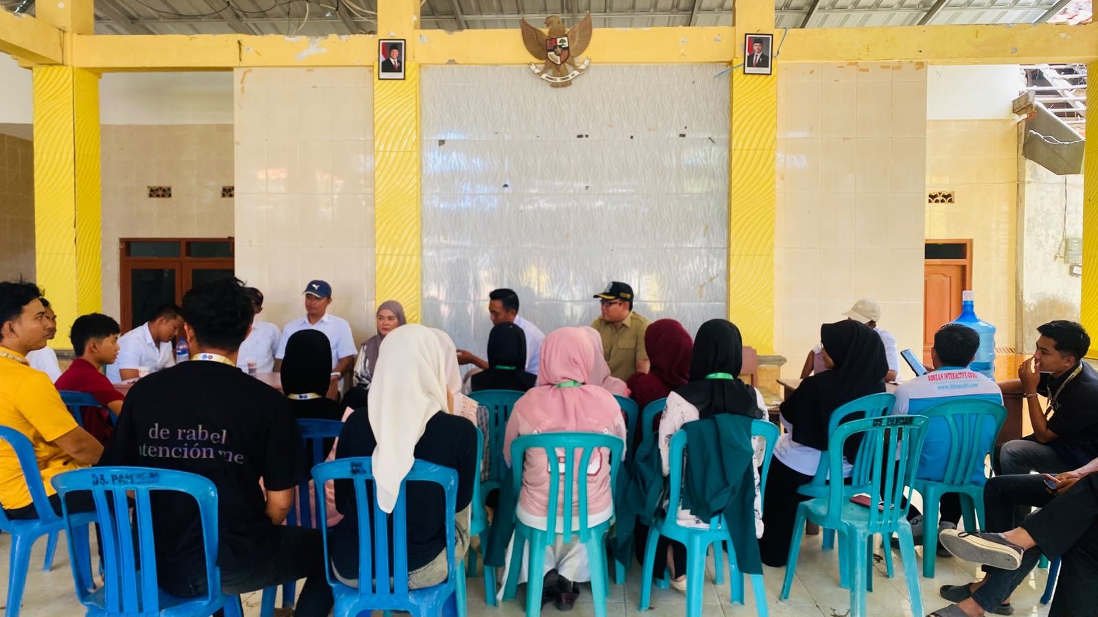 Perangkat Desa Pandan Gelar Rapat Koordinasi Persiapan Lomba Agustus Bersama Mahasiswa P2M Universitas Al-Amien Prenduan