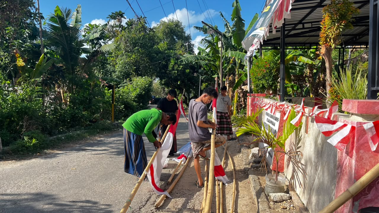 Semangat Kemerdekaan Mulai Berkibar, Mahasiswa P2M Bersama Warga Gotong Royong Percantik Kaduara Timur