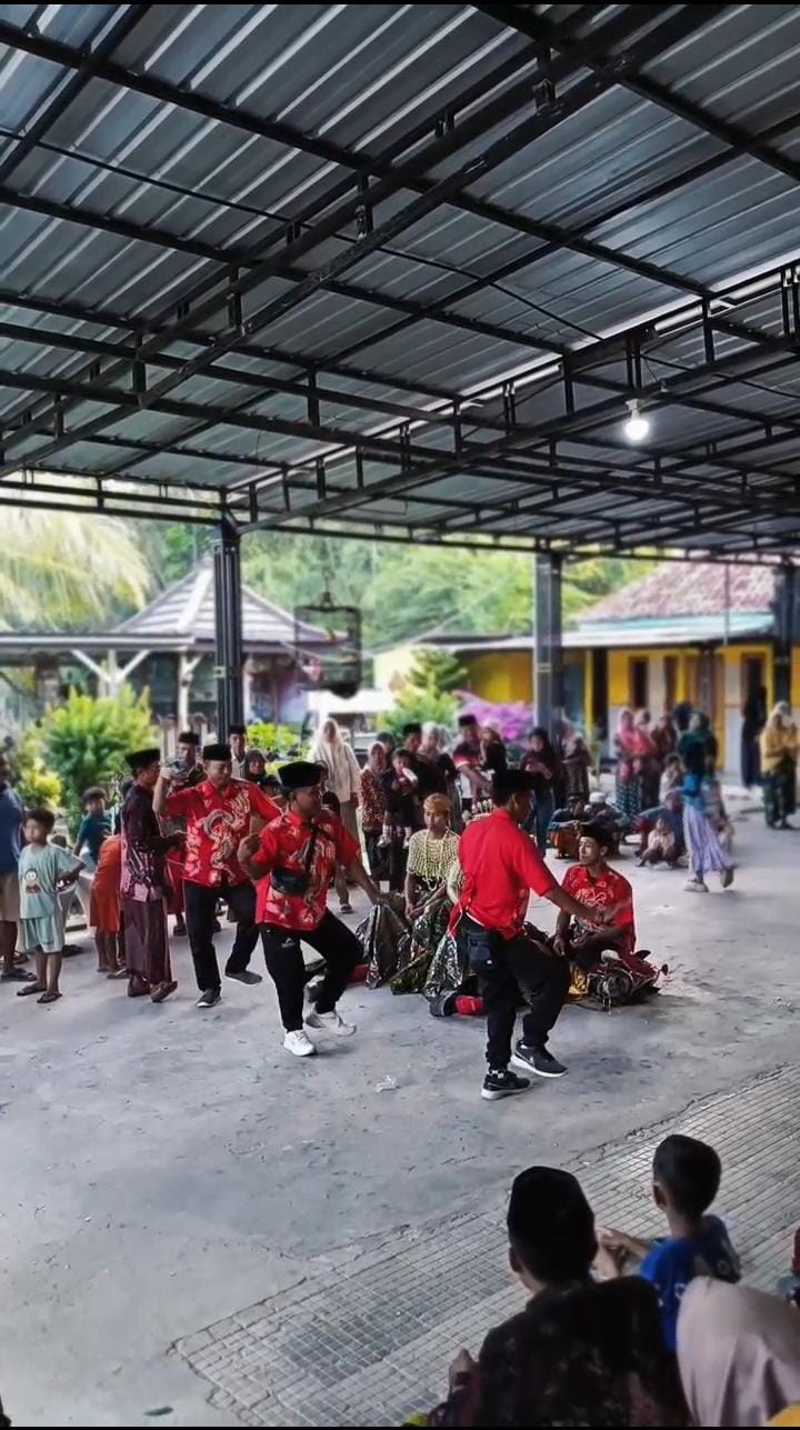 Semarak Kebudayaan Madura: Mahasiswi P2M UNIA Prenduan Mengikuti Arak-arakan Pengantin Jaran Serek di Desa Lobuk