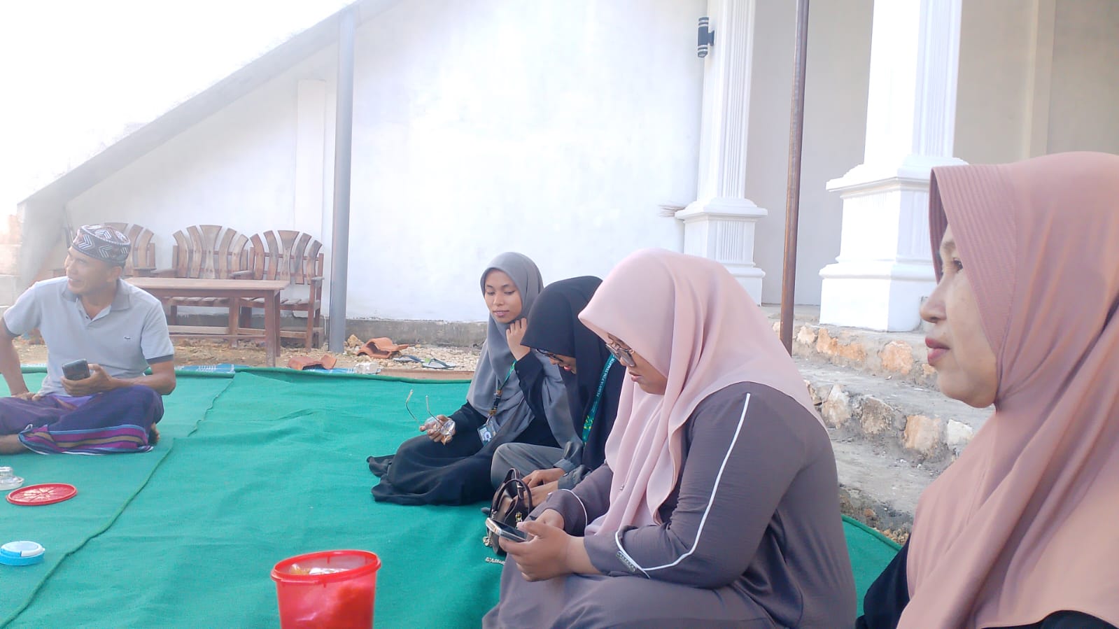 Mahasiswa P2M UNIA Prenduan Takziah ke Keluarga Perangkat Desa Galis
