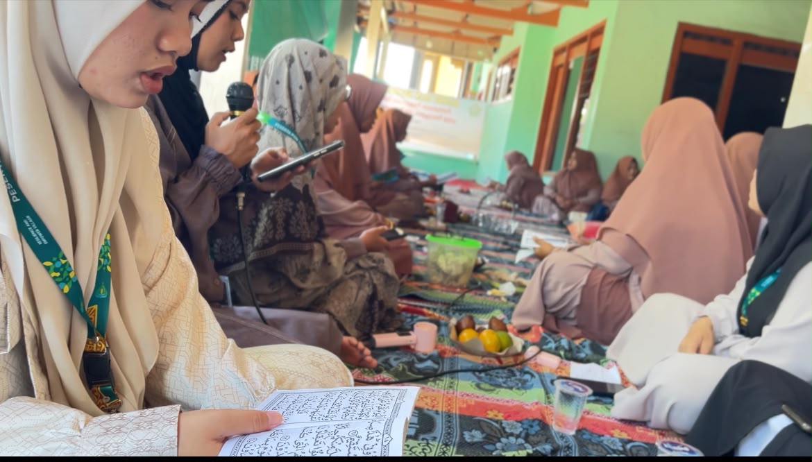 Mahasiswa P2M Hadiri Pengajian Rutin Ibu PKK Desa Galis, Perkuat Silaturahmi dengan Masyarakat