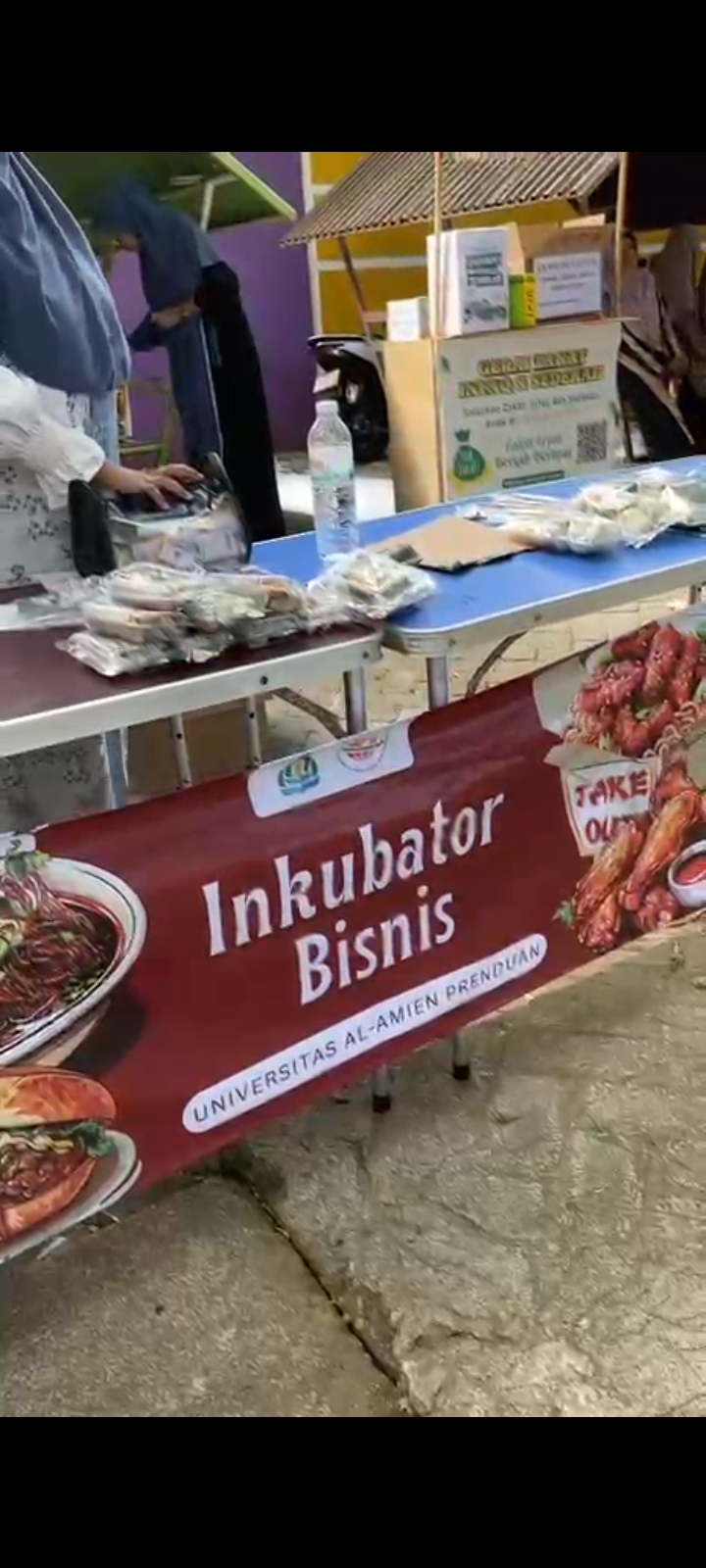 Mahasiswi P2M UNIA Pasarkan Produk Sabun Cuci Montok di Apel Tahunan Al-Amien
