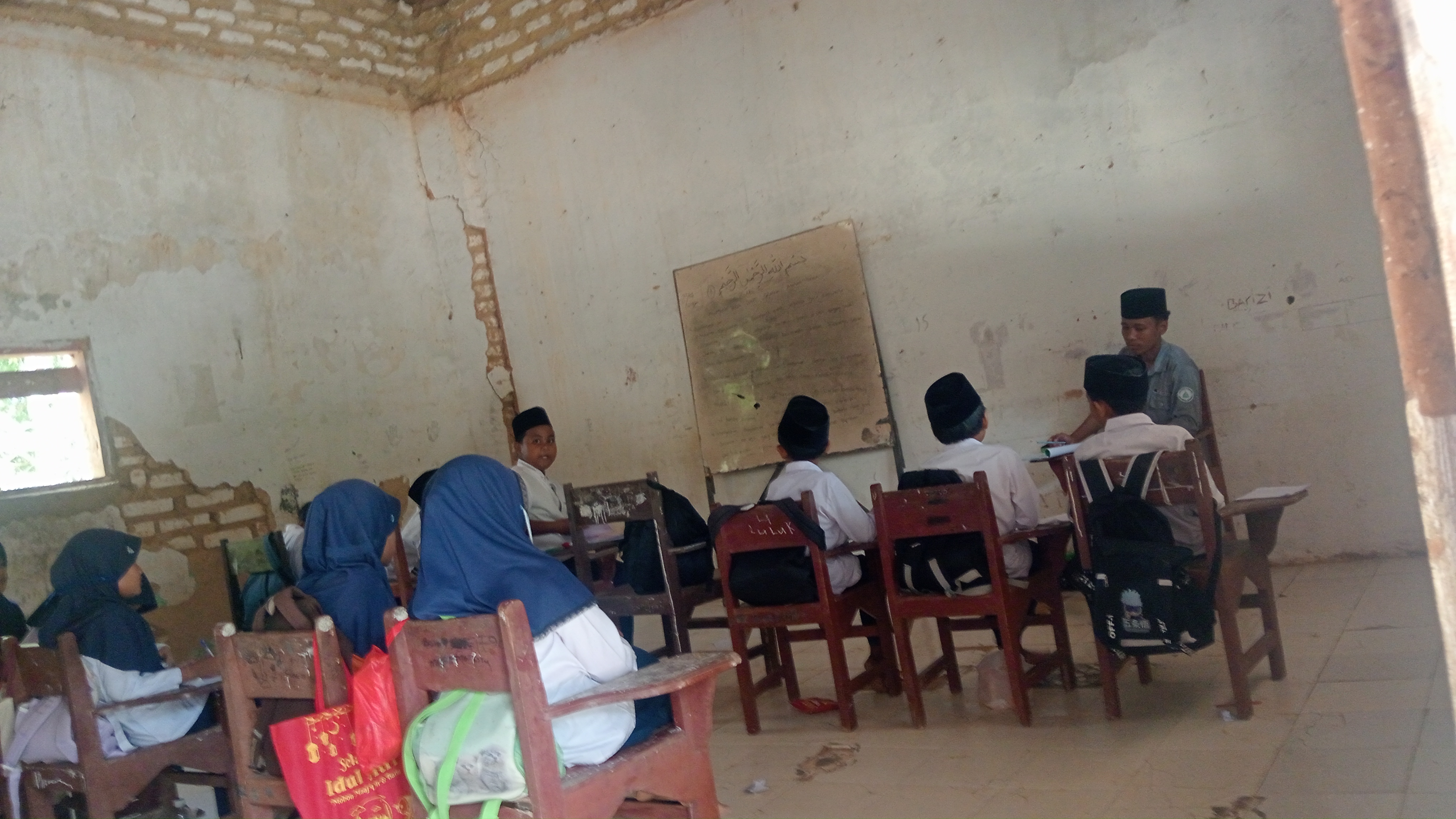 Peserta p2m UNIA melakukan kegiatan KBM di MI Al-Asy'ariyah Misbahul Munir sentol daya.