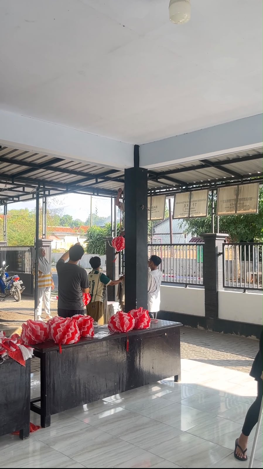 Semarak HUT RI Ke-81 : P2M UNIA Kelompok 7 dan Perangkat Desa Bluto Gotong Royong Hiasi Lingkungan dengan Semangat UMKM  Halal Desa Unggul