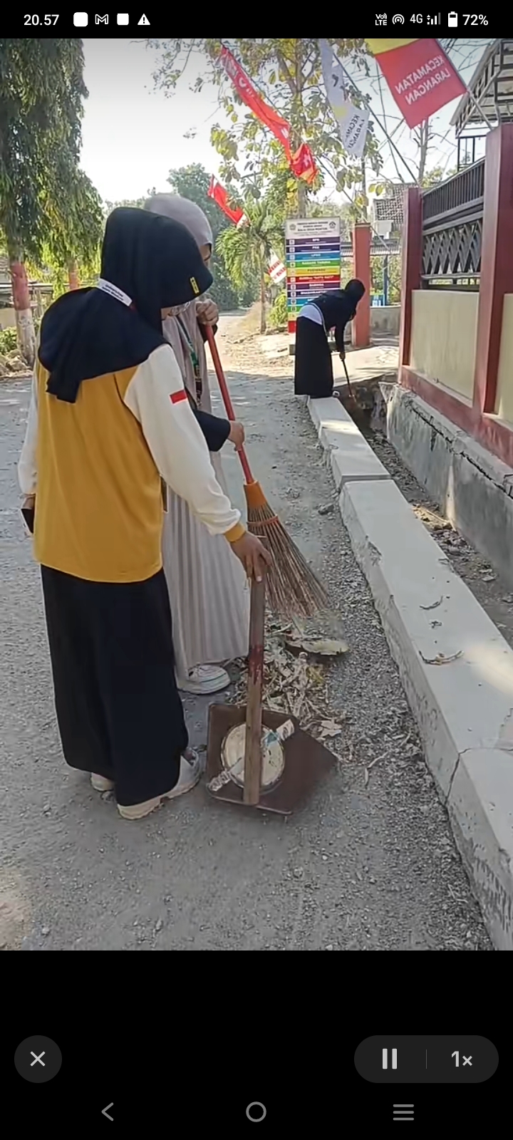 gotong royong bersama P2M UNIA dan KKN UIM di balai desa montok 