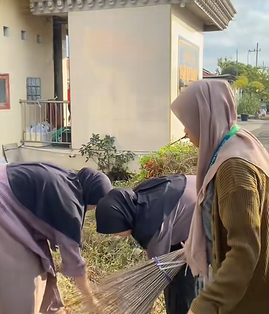 Gotong Royong Jaga Nambakor, Pemerintah Desa dan P2M Bersama Warga Bersihkan Lingkungan