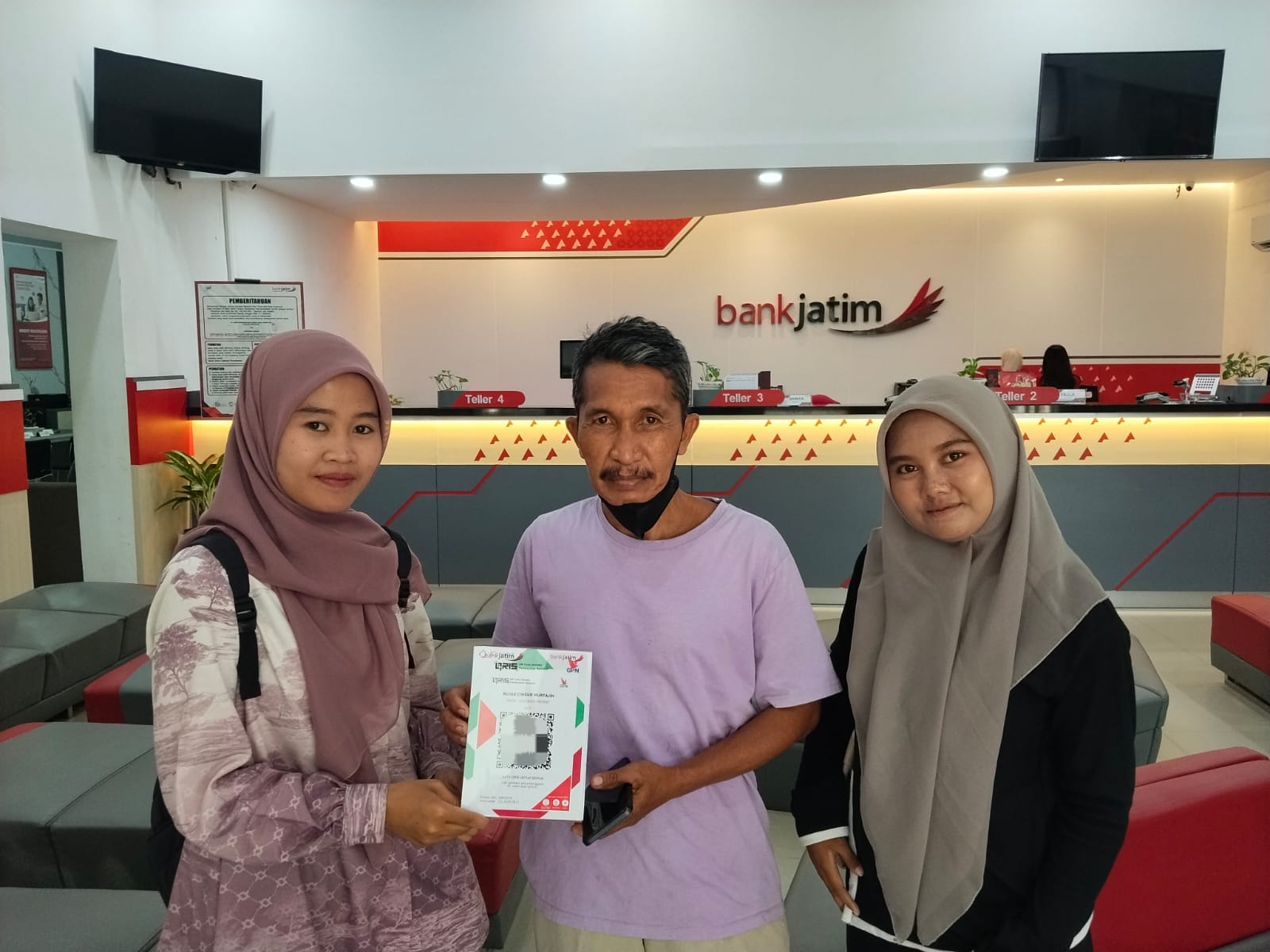 Dorong Digitalisasi UMKM, P2M UNIA Dampingi Empat Pelaku Usaha Murtajih dalam Pendaftaran QRIS